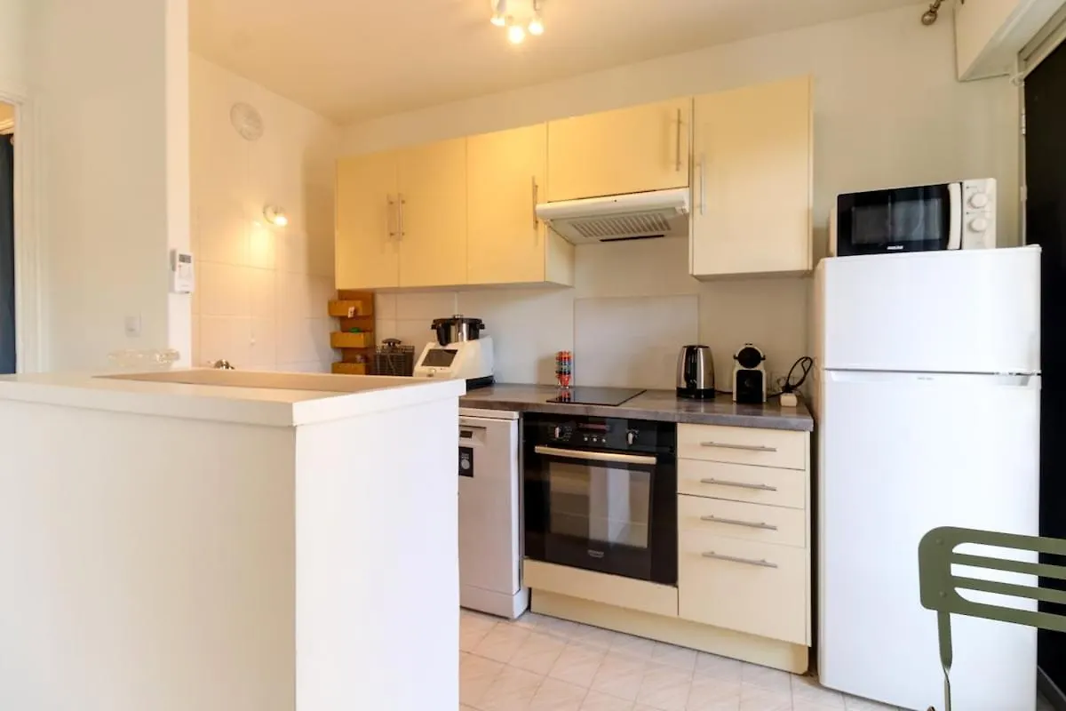 Cozy Studio Apt With Balcony Close To Garibaldi Nice Apartment